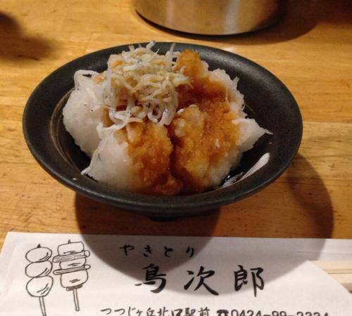女性顧客用餐
